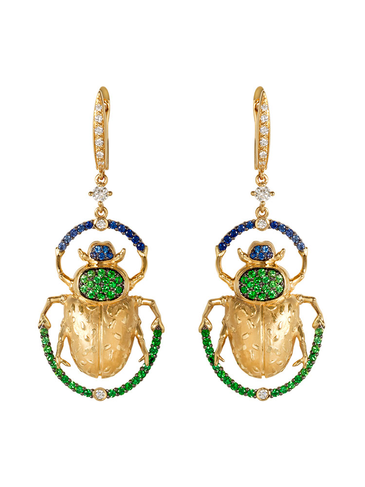Boucles d'oreilles scarabée (vendues à l'unité) en or jaune 18 carats serties de tsavorites, de saphirs et de diamants.